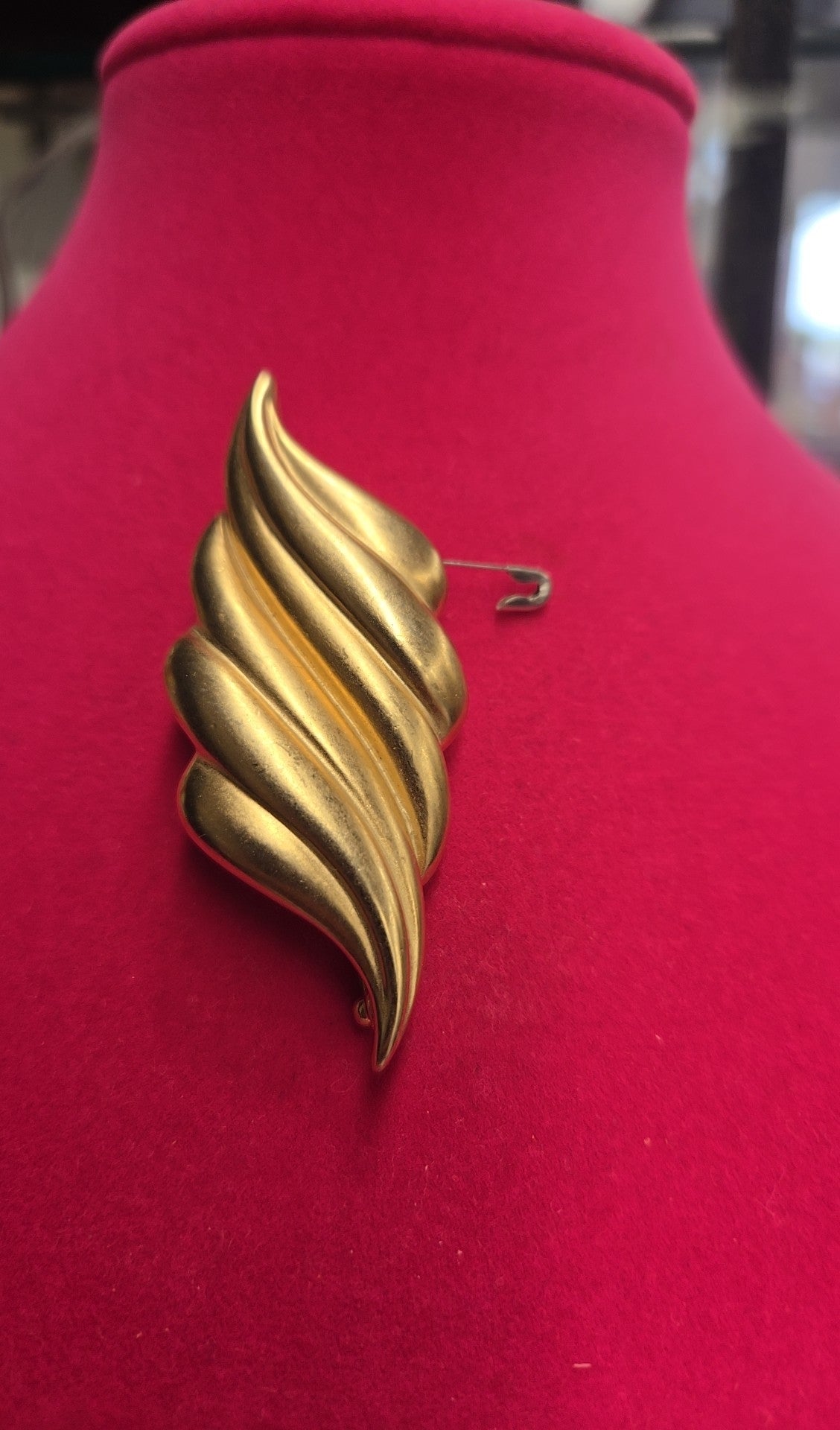 E. Pearl Gold Brooch Pin
