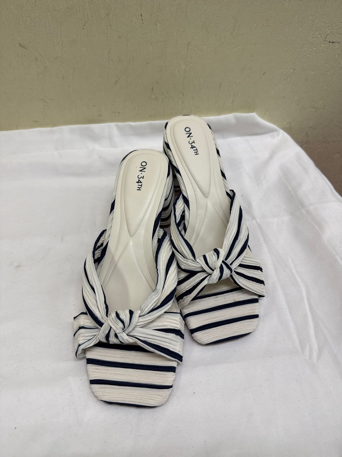 On 34th Women's Size 10 White Sandals