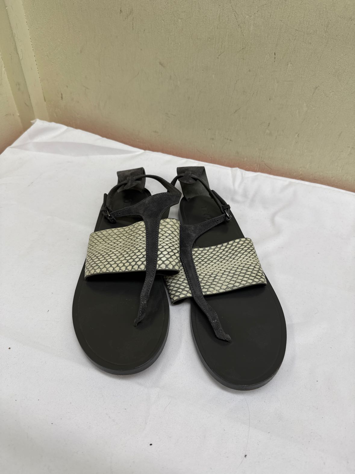 vince. Women's Size 8-1/2 Gray Sandals Shoes