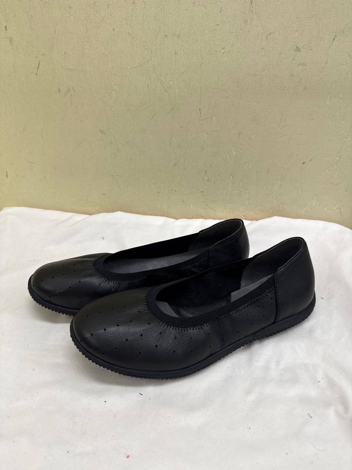 Softwalk Women's Size 9-1/2 Black Flats Shoes