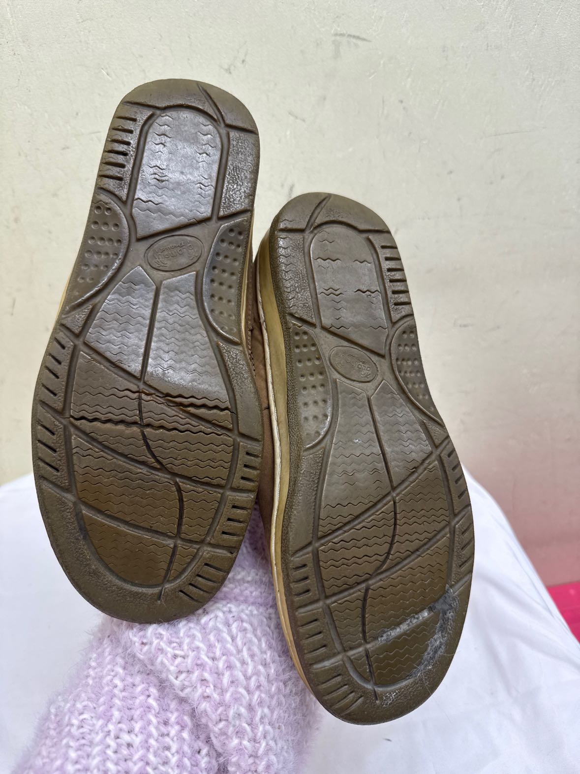 Old Maui Men's Size 10 Tan Shoes