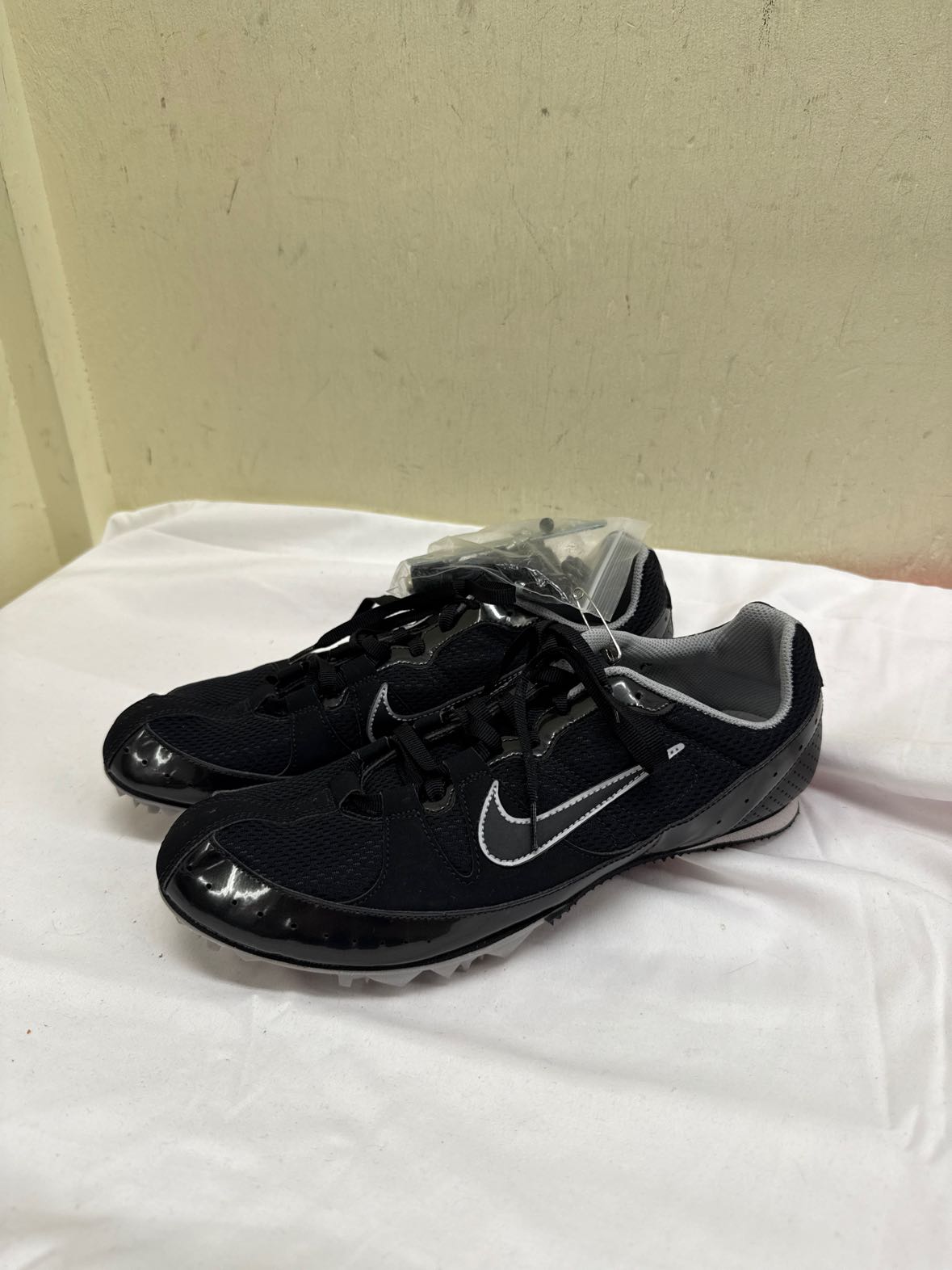 Nike Zoom Rival MD Bowerman Track and Field Boy's Size 8-1/2 Black Cleats