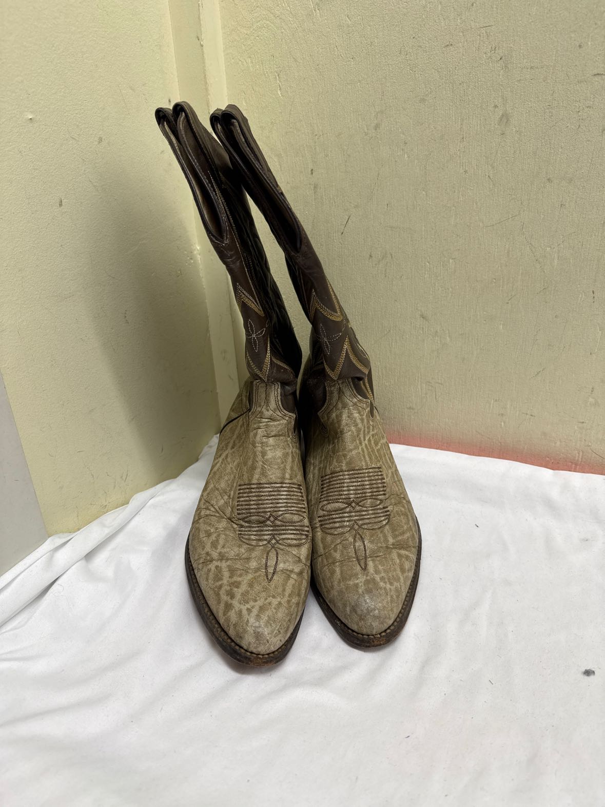 VTG Abilene Men's Size 8 Brown Leather Boots Shoes AS IS - wear