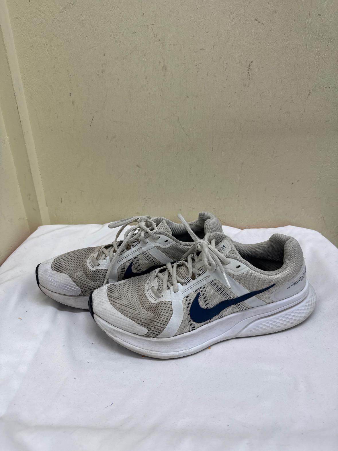 Nike Run Swift 2 Road Running Men's Size 11 White Sneakers Shoes