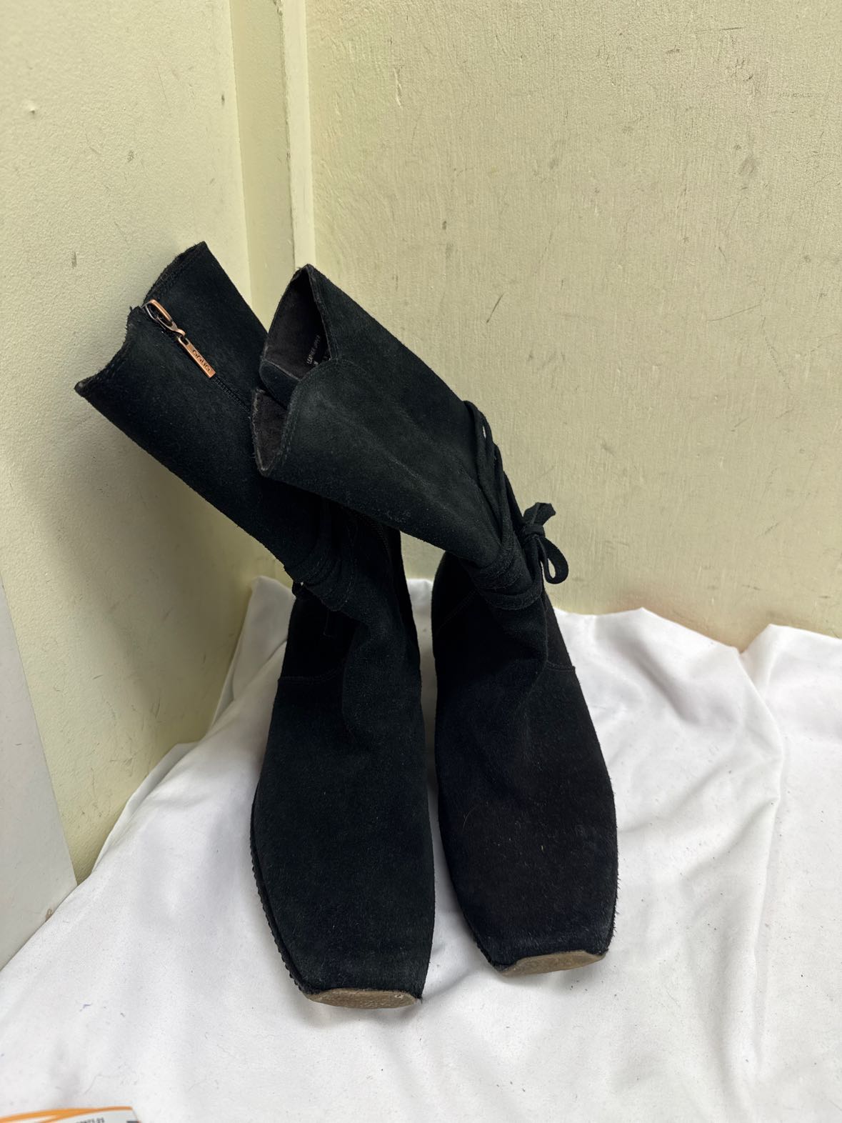 Antia Women's Size 8 Black Boots Shoes