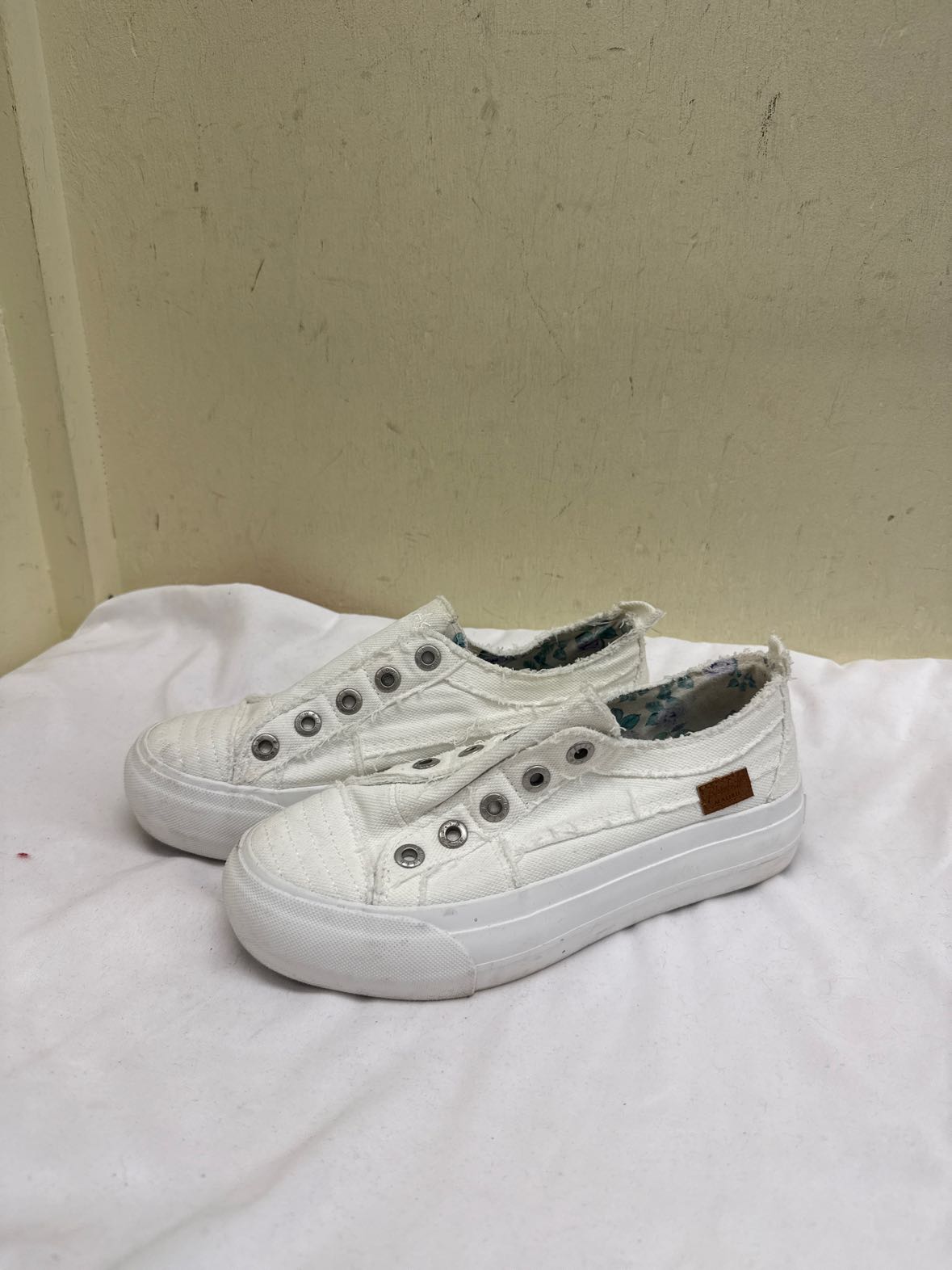 Blowfish Women's Size 7 White Sneakers Shoes