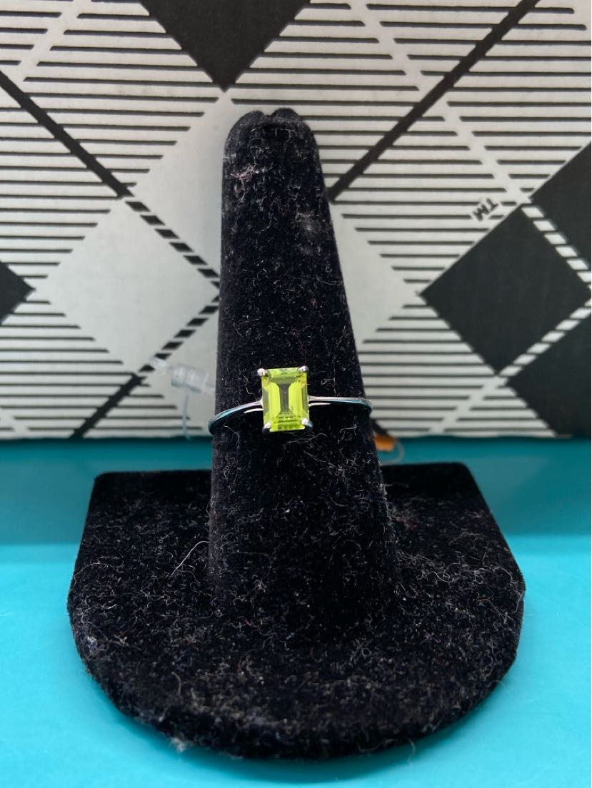 .925 Sterling Silver Size 9 Green Stone Ring