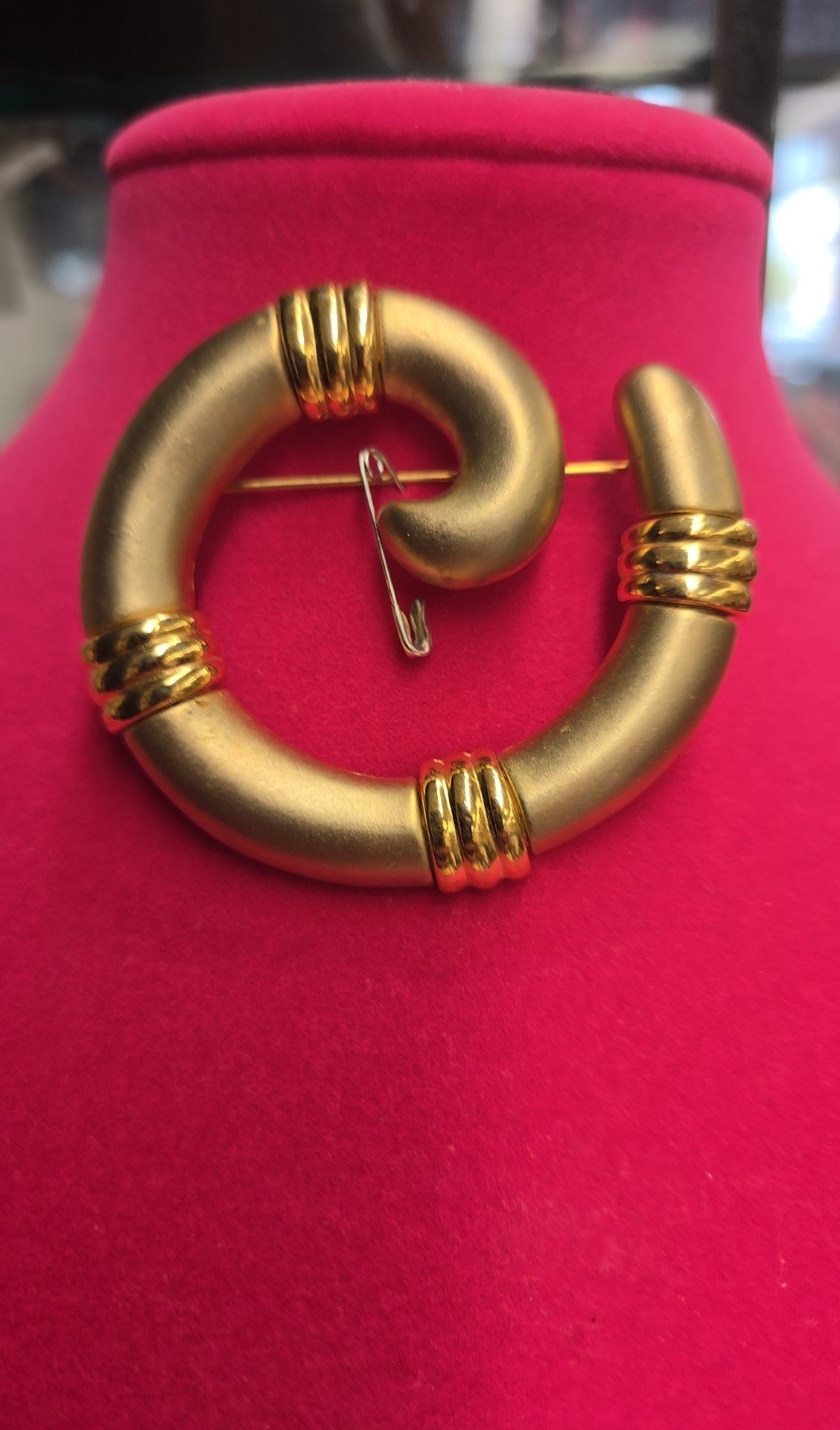 Gold Swirl Brooch Pin