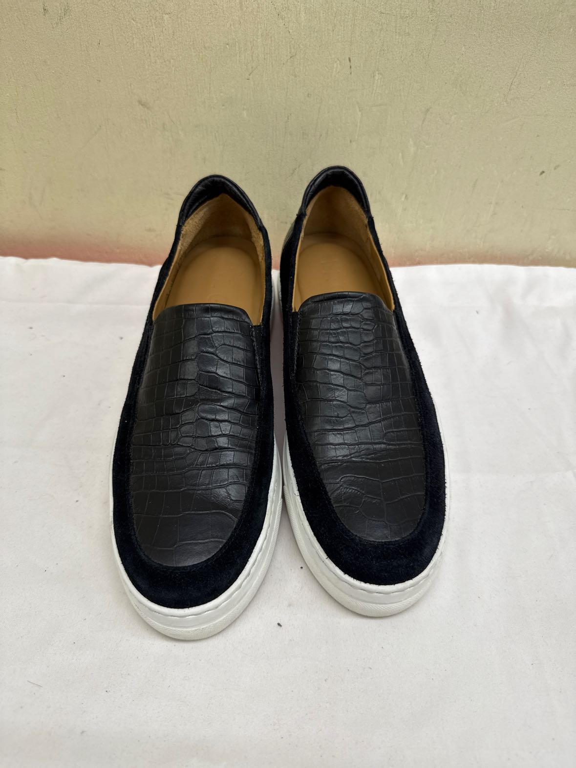 M. Gemi Women's Size 39 = 8-1/2 Black Flats