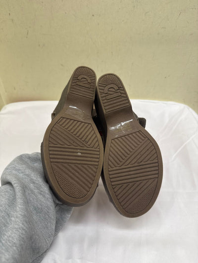 Earth Women's Size 7 Gray Sandals