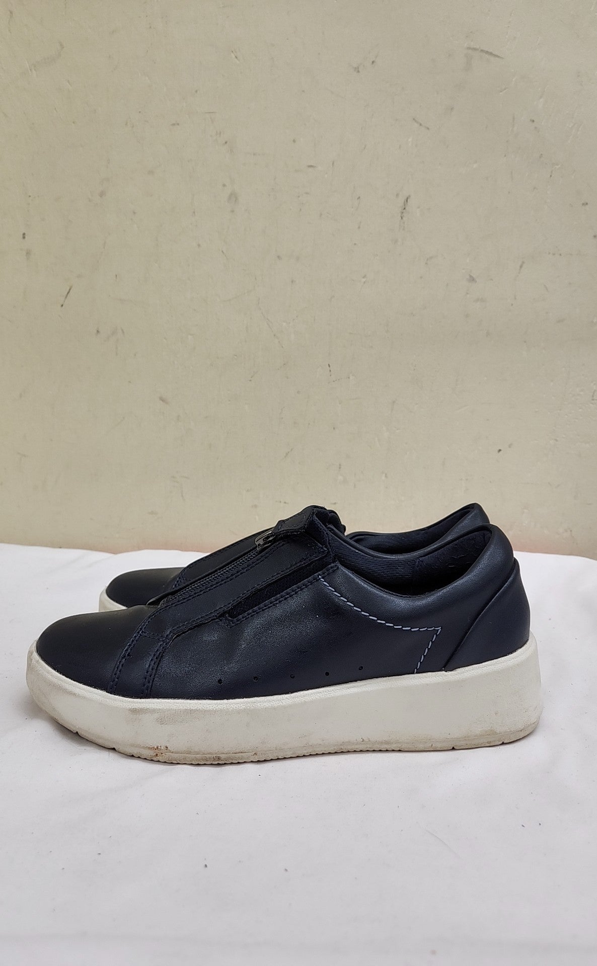 Clarks Women's Size 7-1/2 Navy Sneakers Shoes