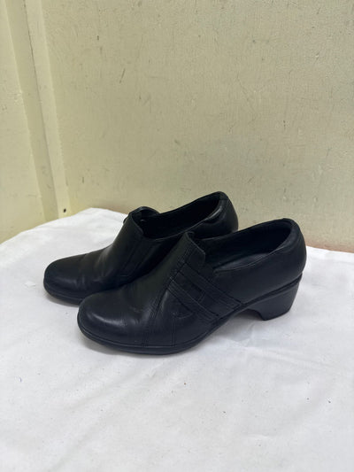 Clarks Women's Size 6 Black Pumps Shoes