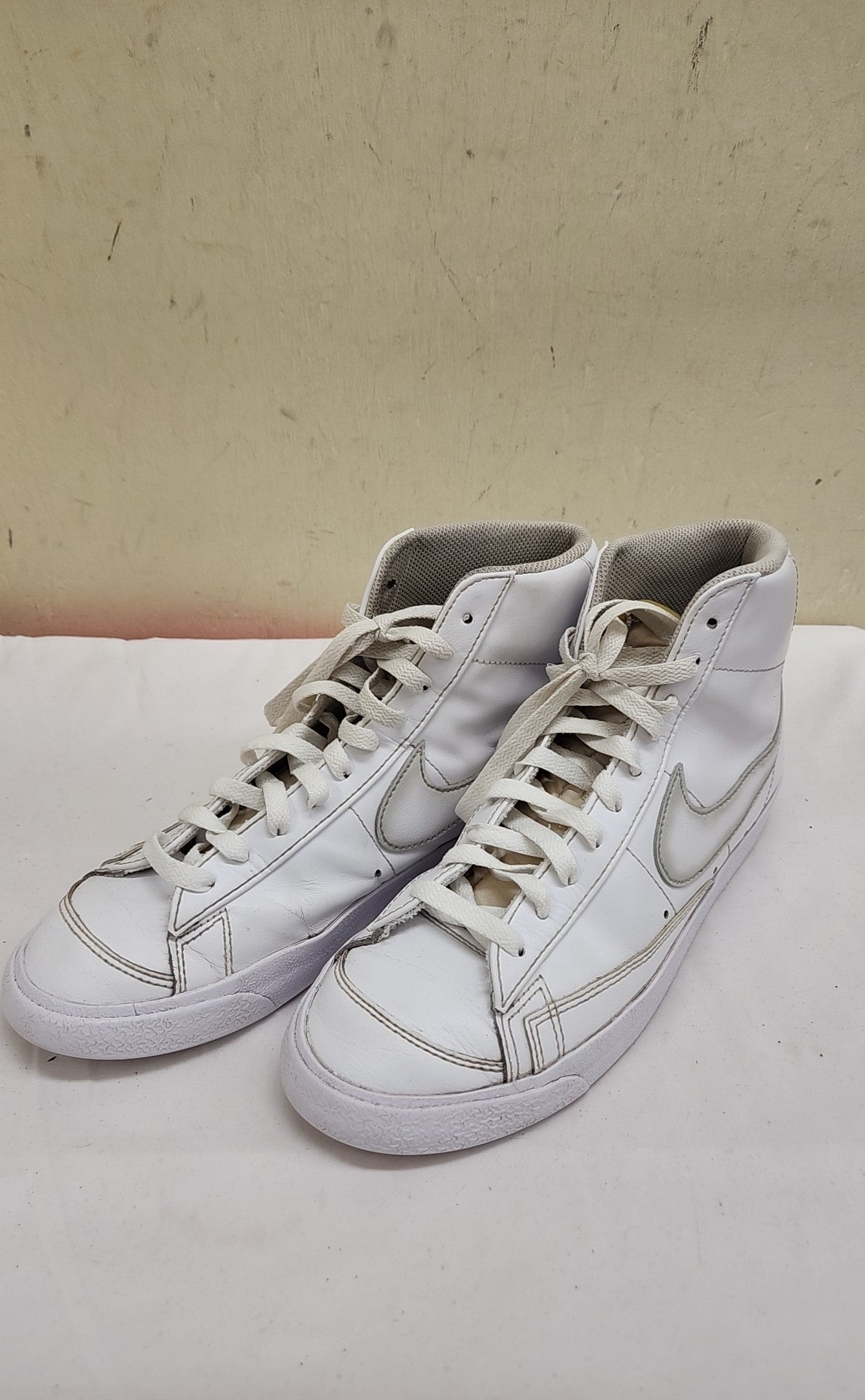 Nike Men's Size 8-1/2 White Sneakers Shoes FD6924 Blazer Mid 77