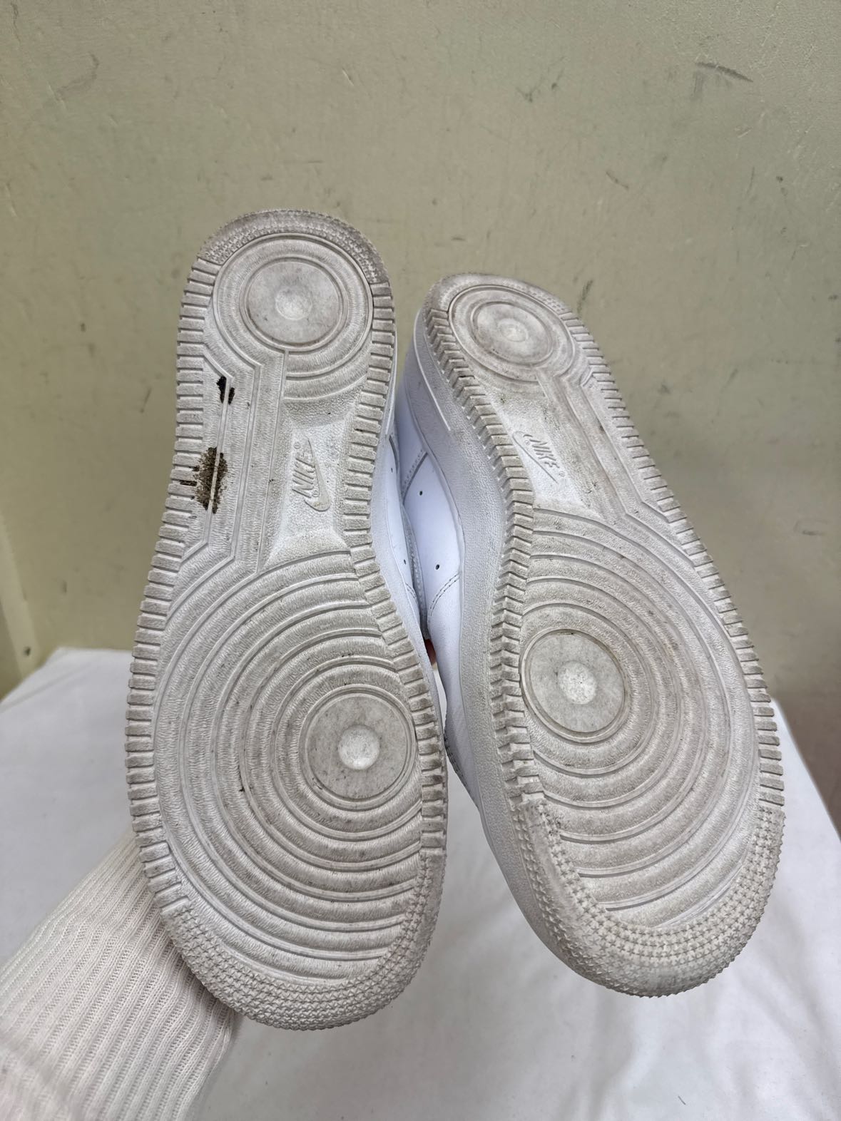 Nike Air Men's Size 10 White Sneakers Shoes