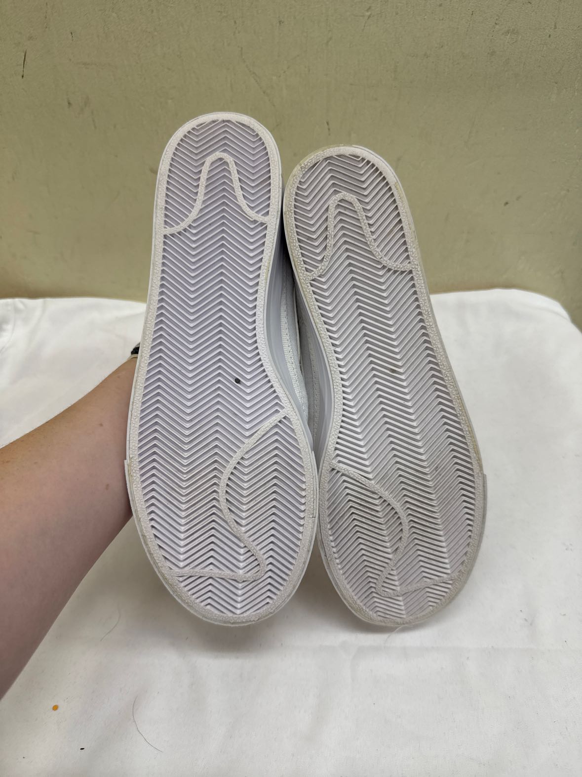 Nike Women's Size 9 White Sneakers Shoes