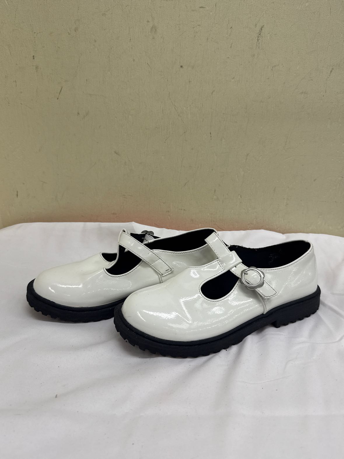Old Navy Girl's Size 3 White Shoes