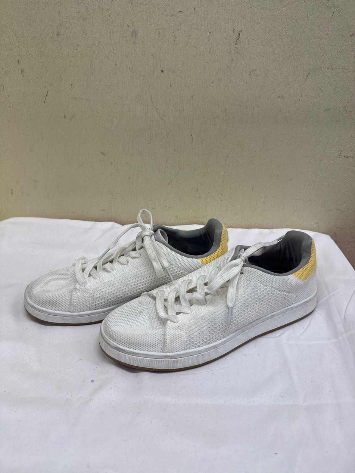 Suavs Women's Size 10 White Sneakers