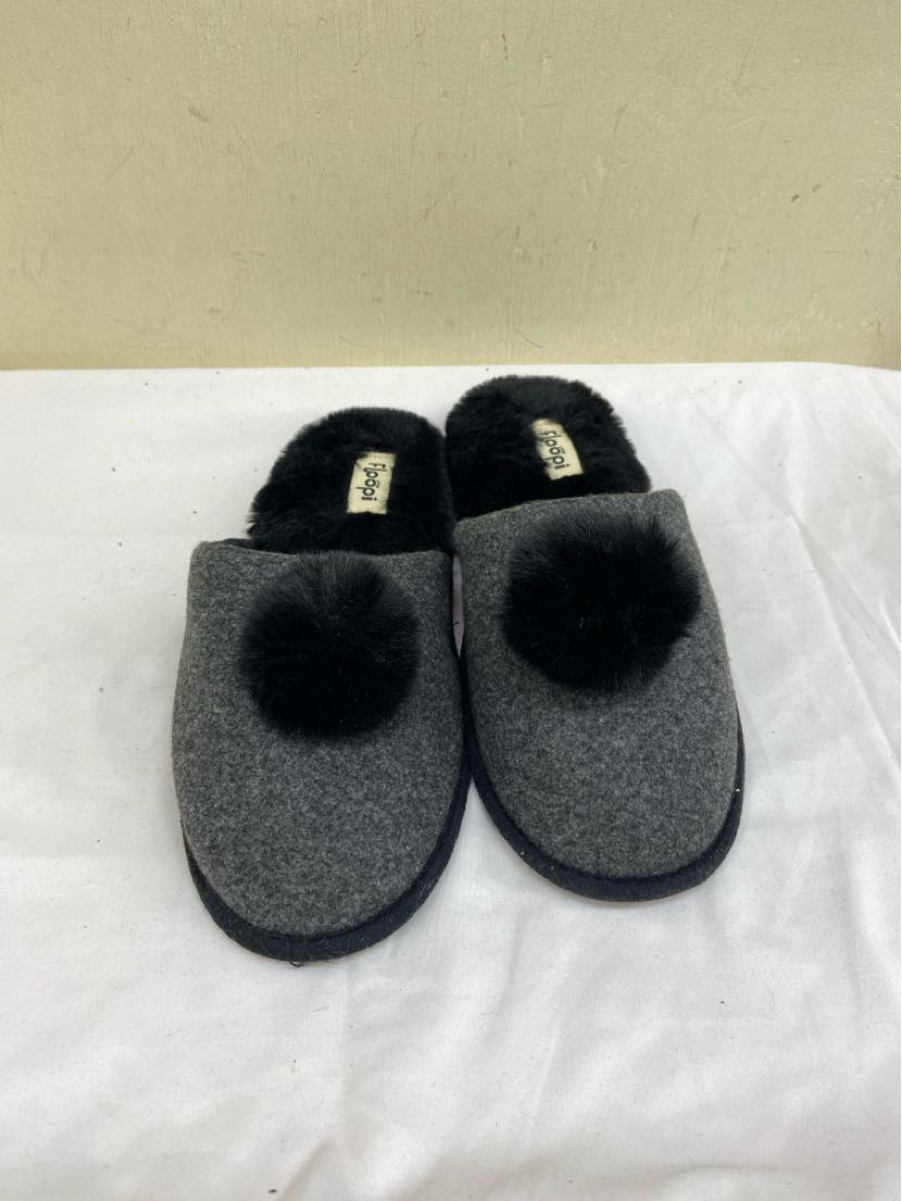 Floopi Women's Size 7 Gray Slippers