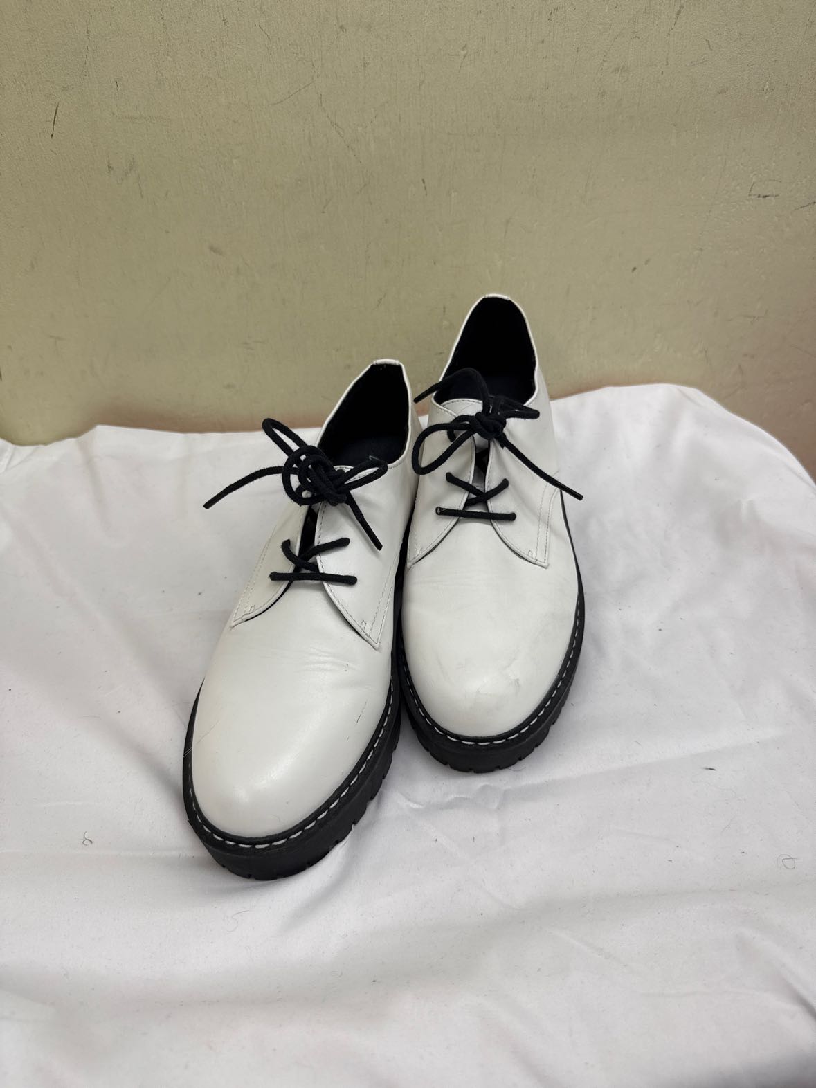 Wild Pair Women's Size 9-1/2 White Sneakers Shoes