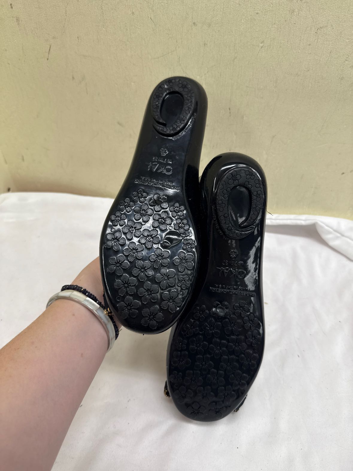 Oka b Women's Size 7 Black Flats Shoes