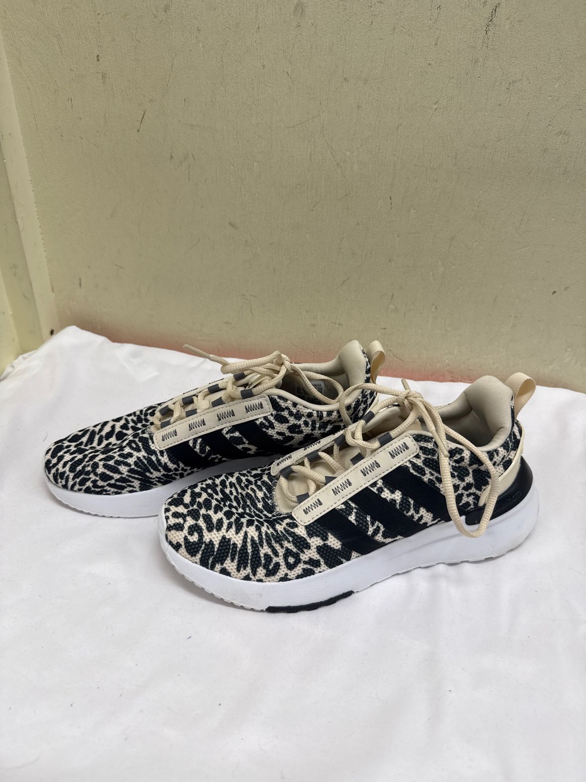 Adidas Women's Size 5-1/2 leopard print Sneakers Shoes