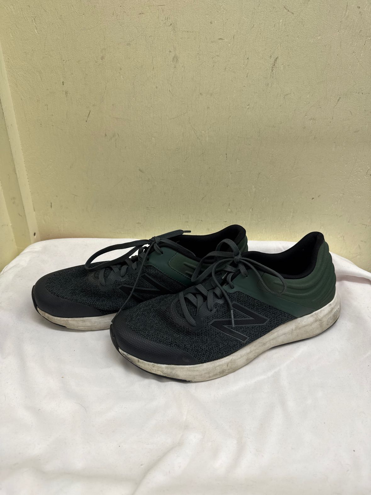 New Balance Men's Size 13 Green Sneakers Shoes