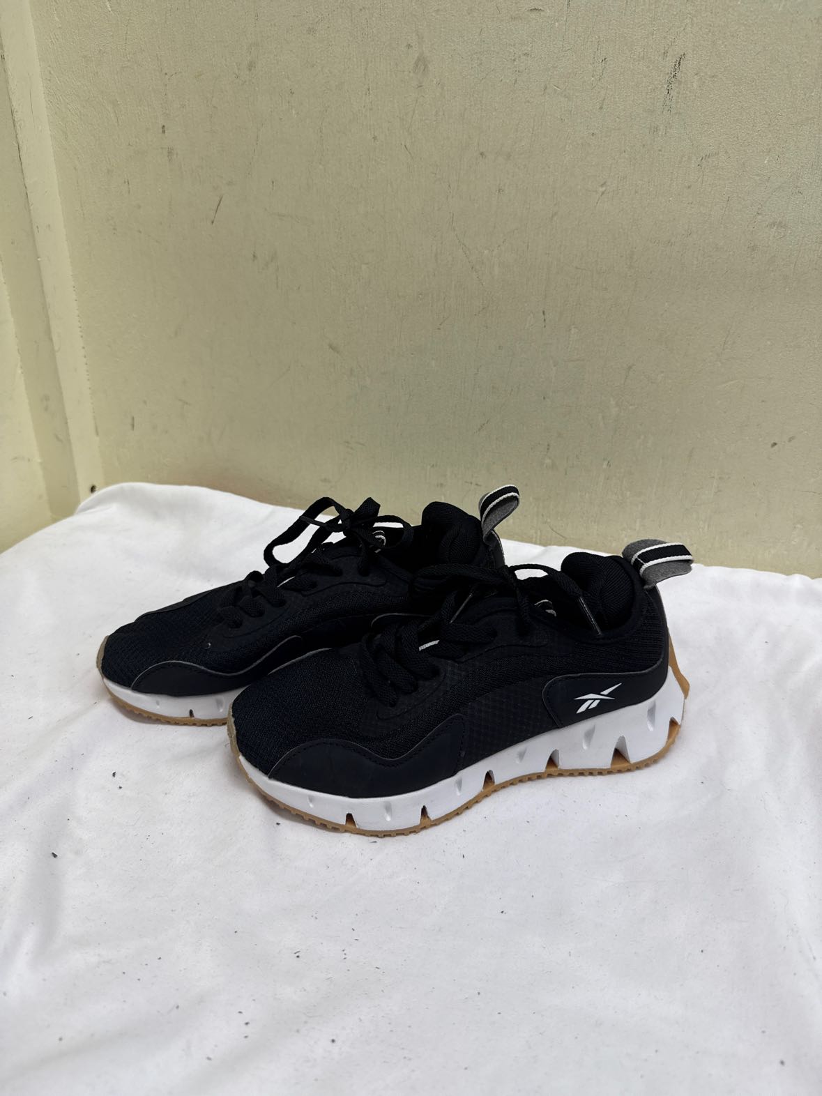 Reebok Boy's Size 2 Black Shoes