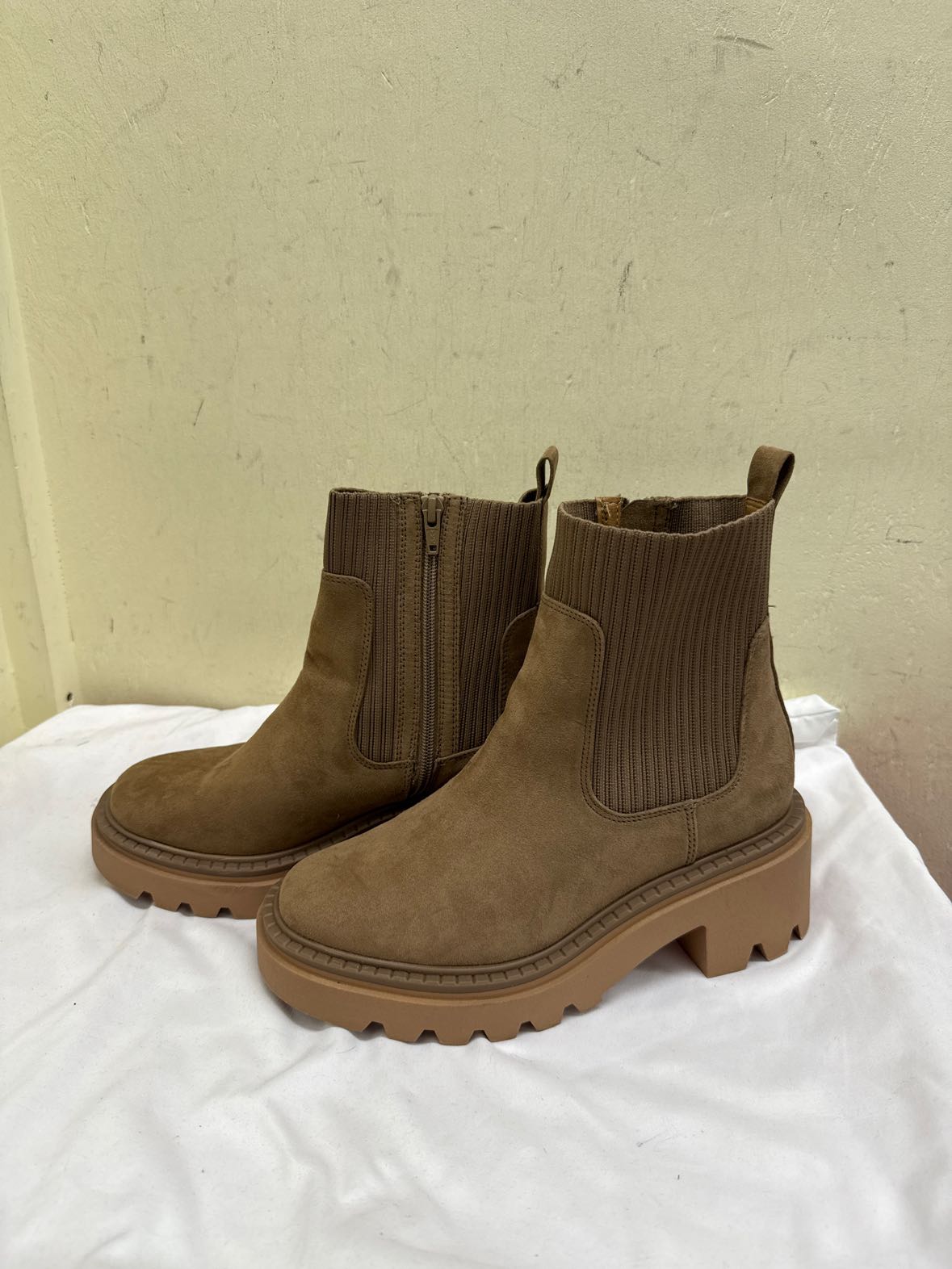 Universal Thread Women's Size 8 Brown Boots Shoes