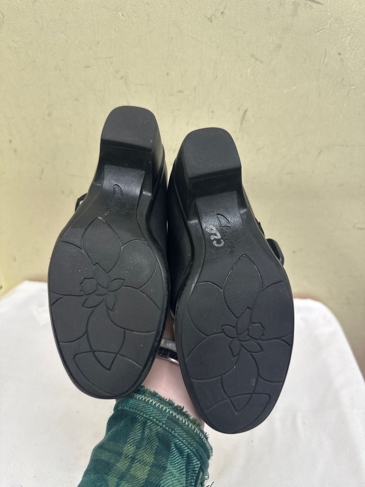 Clarks Women's Size 6 Black Pumps Shoes