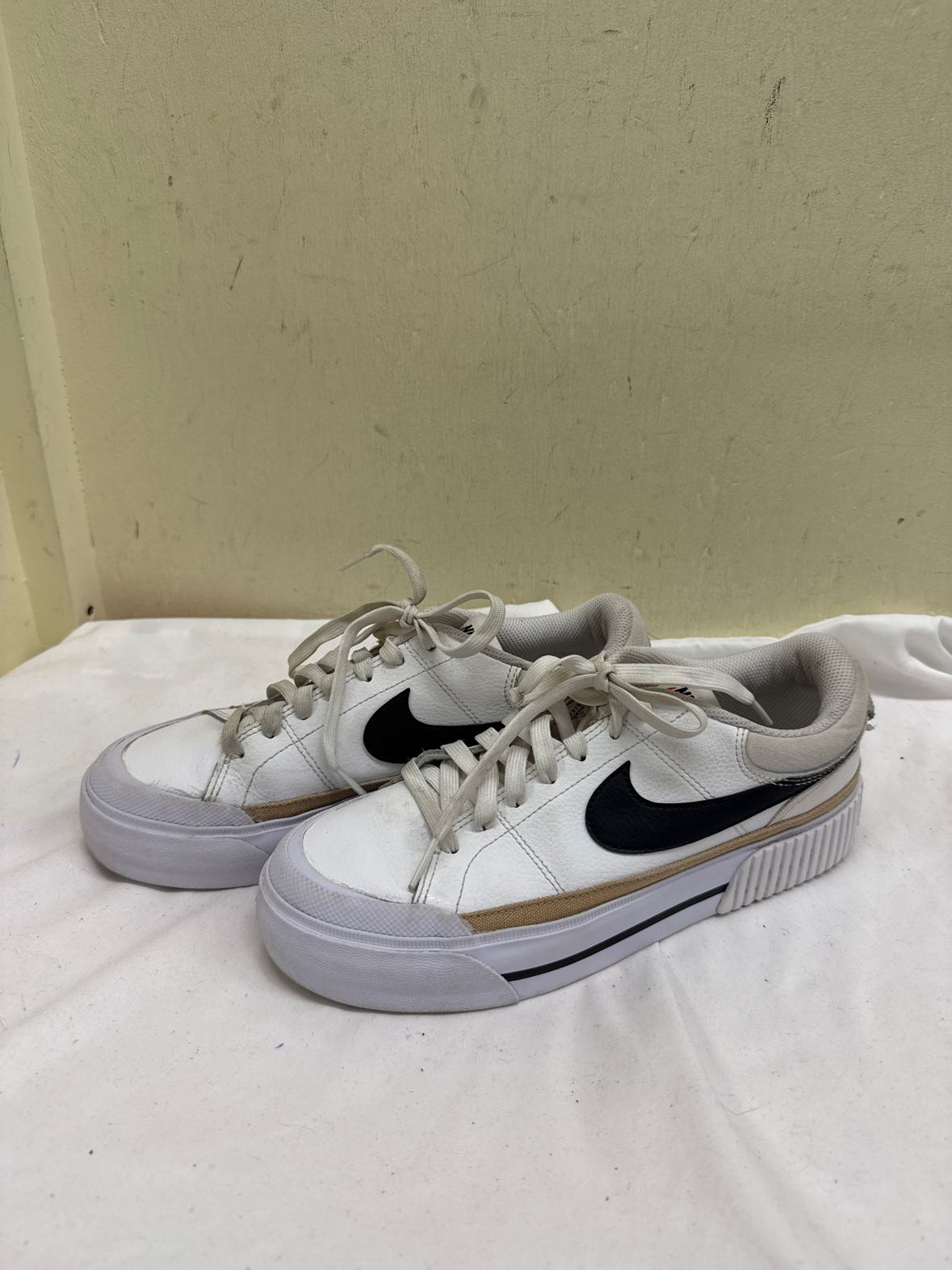 Nike Women's Size 8-1/2 White Sneakers Shoes