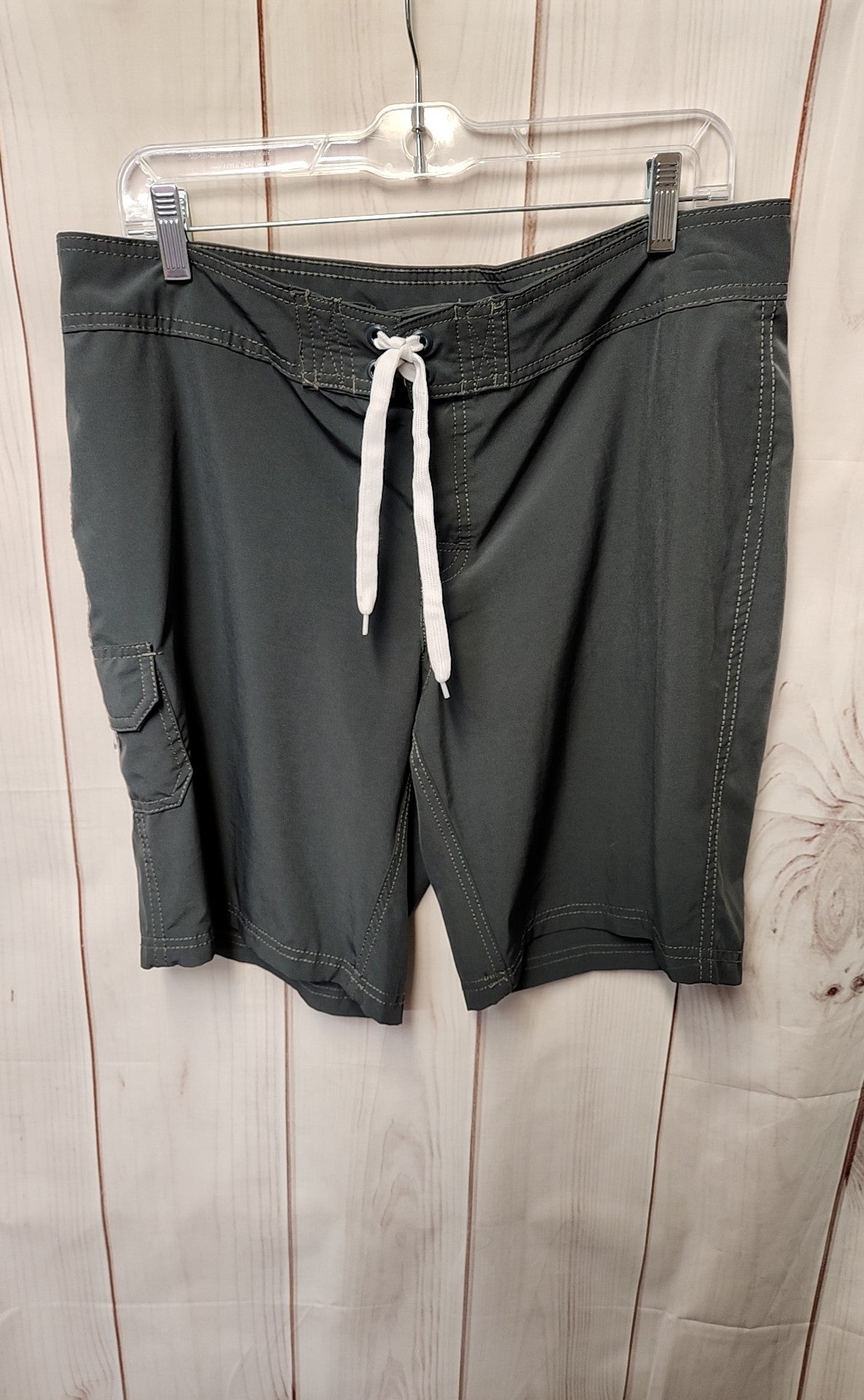 Kanu Women's Size 12 Gray Shorts