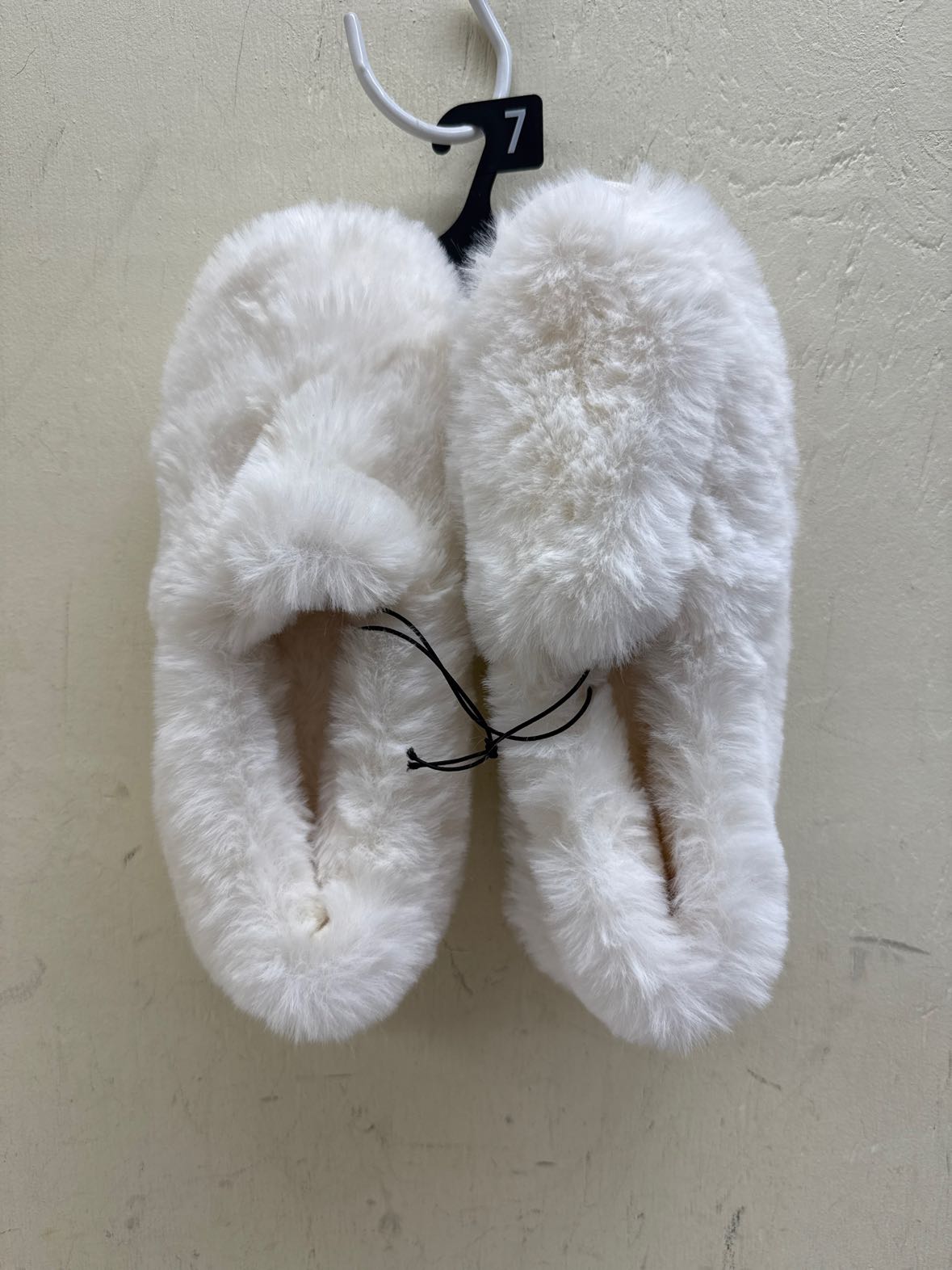NWT Secret Treasures Women's Size 7 White Slippers
