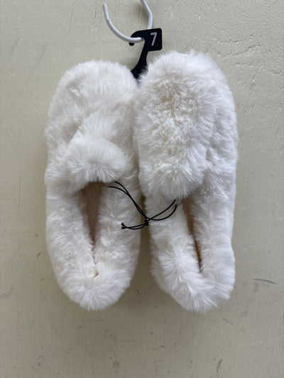 NWT Secret Treasures Women's Size 7 White Slippers