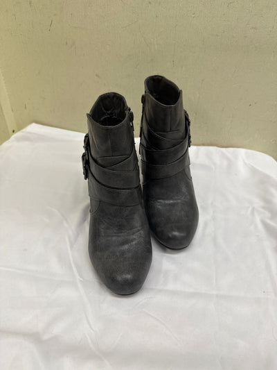 Madden girl Women's Size 7-1/2 Gray Boots Shoes