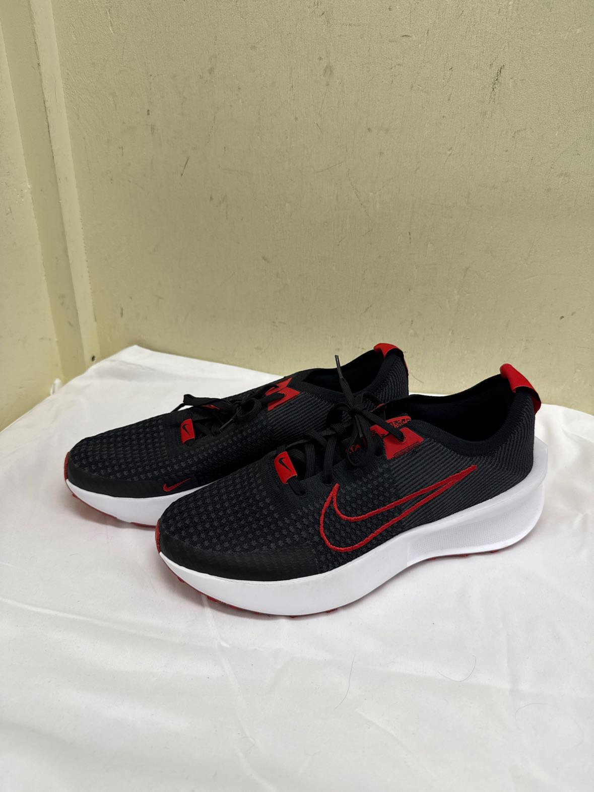 Nike Interact Run Road Running Shoes Men's Size 9-1/2 Black & Red Shoes