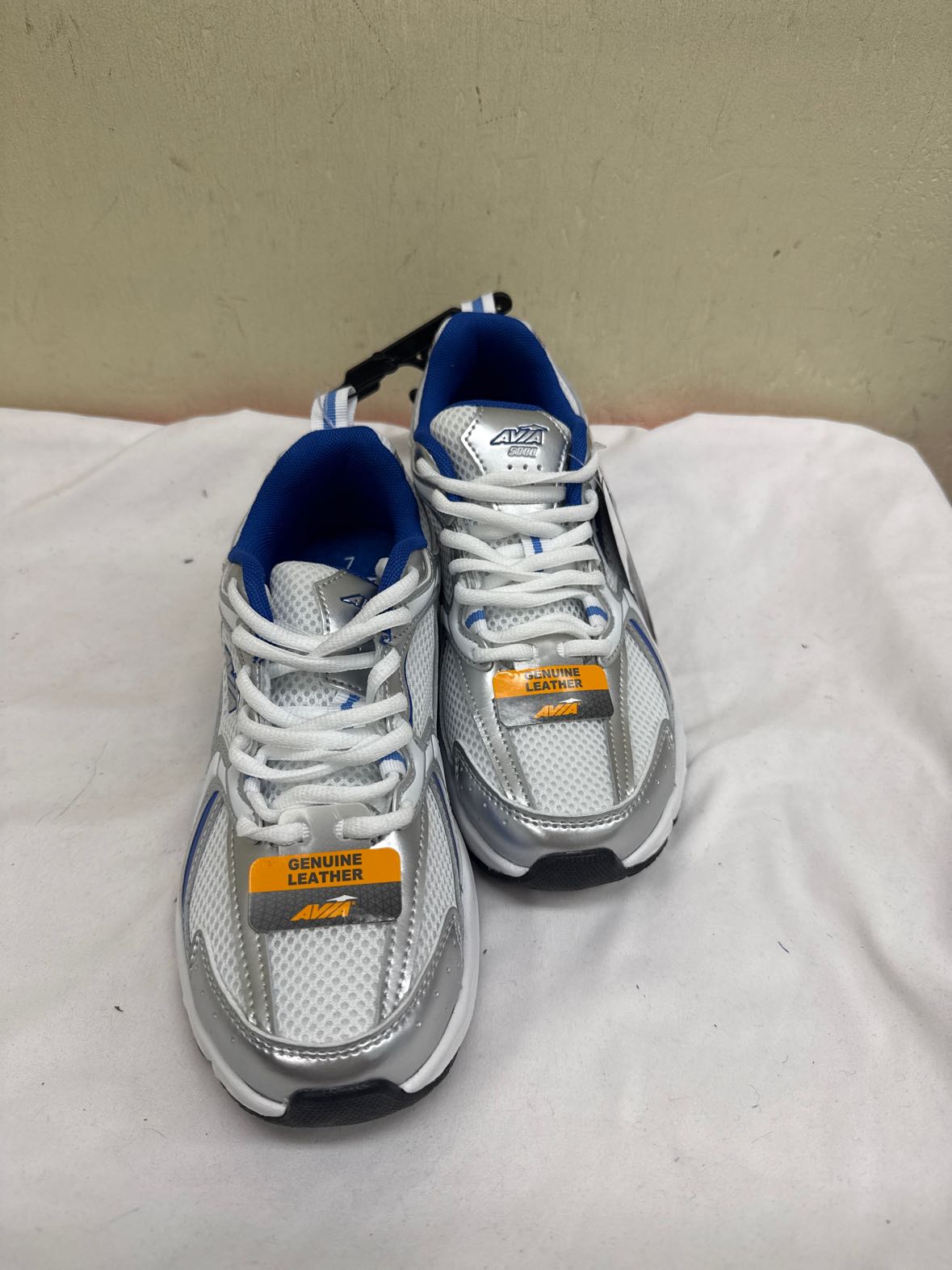 NWT Avia Women's Size 7 White Sneakers Shoes