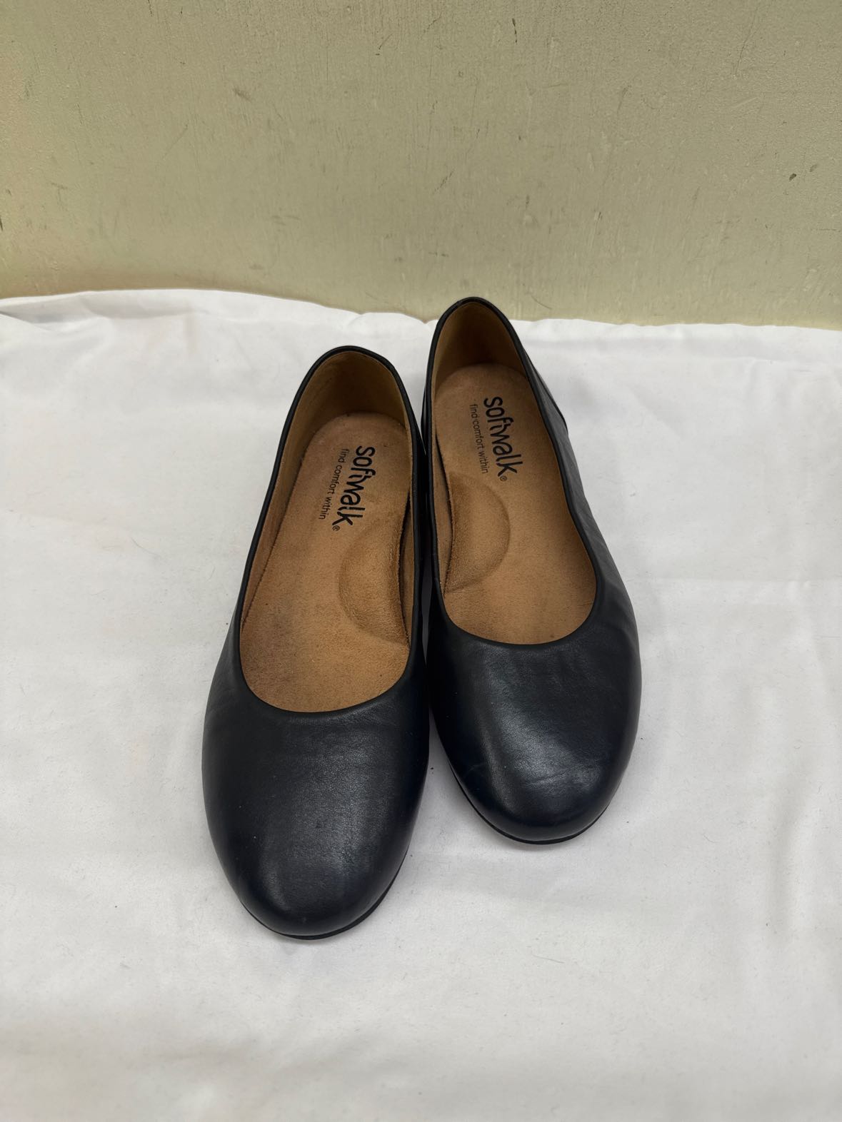 Softwalk Women's Size 9-1/2 Black Flats Shoes