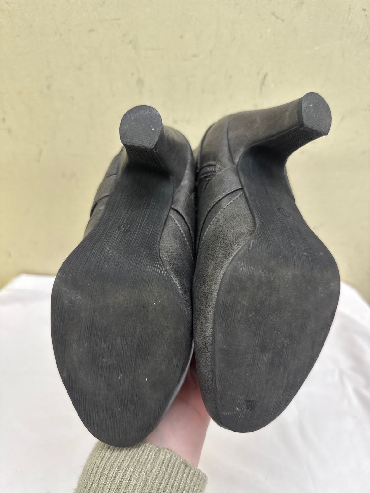 Madden girl Women's Size 7-1/2 Gray Boots Shoes