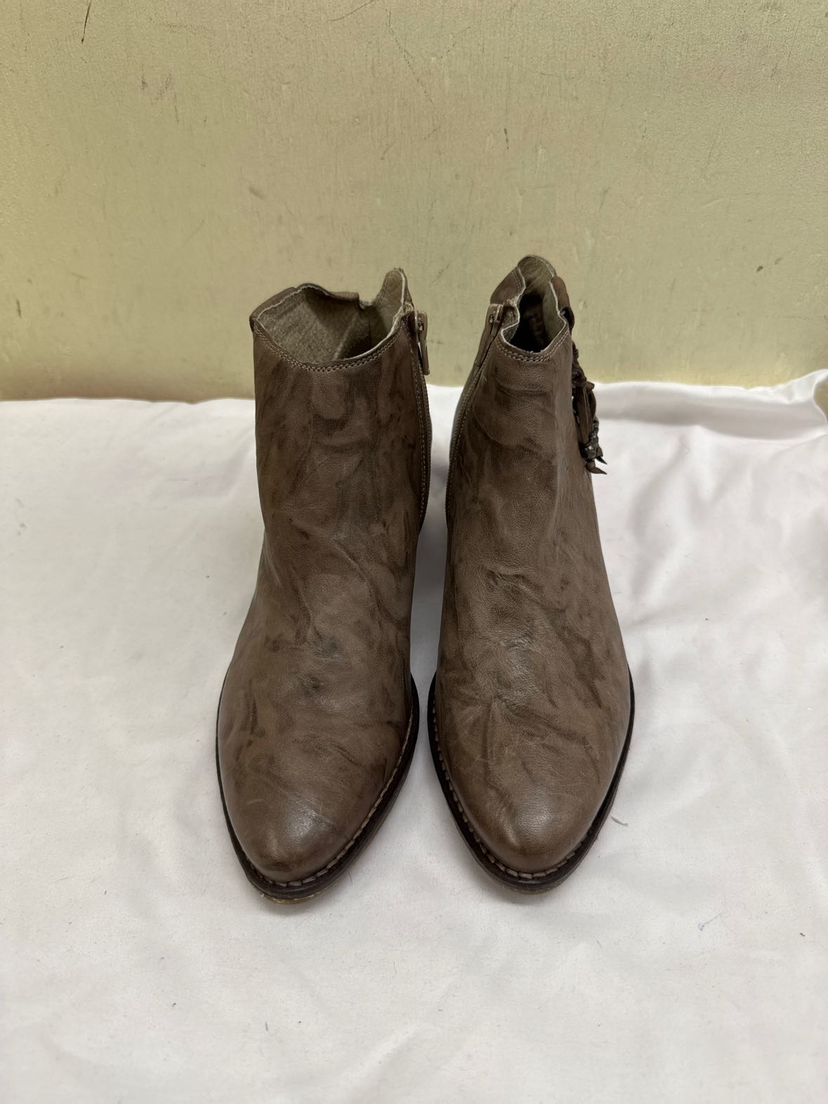 White Mountain Women's Size 39 = 8-1/2 Brown Boots Shoes