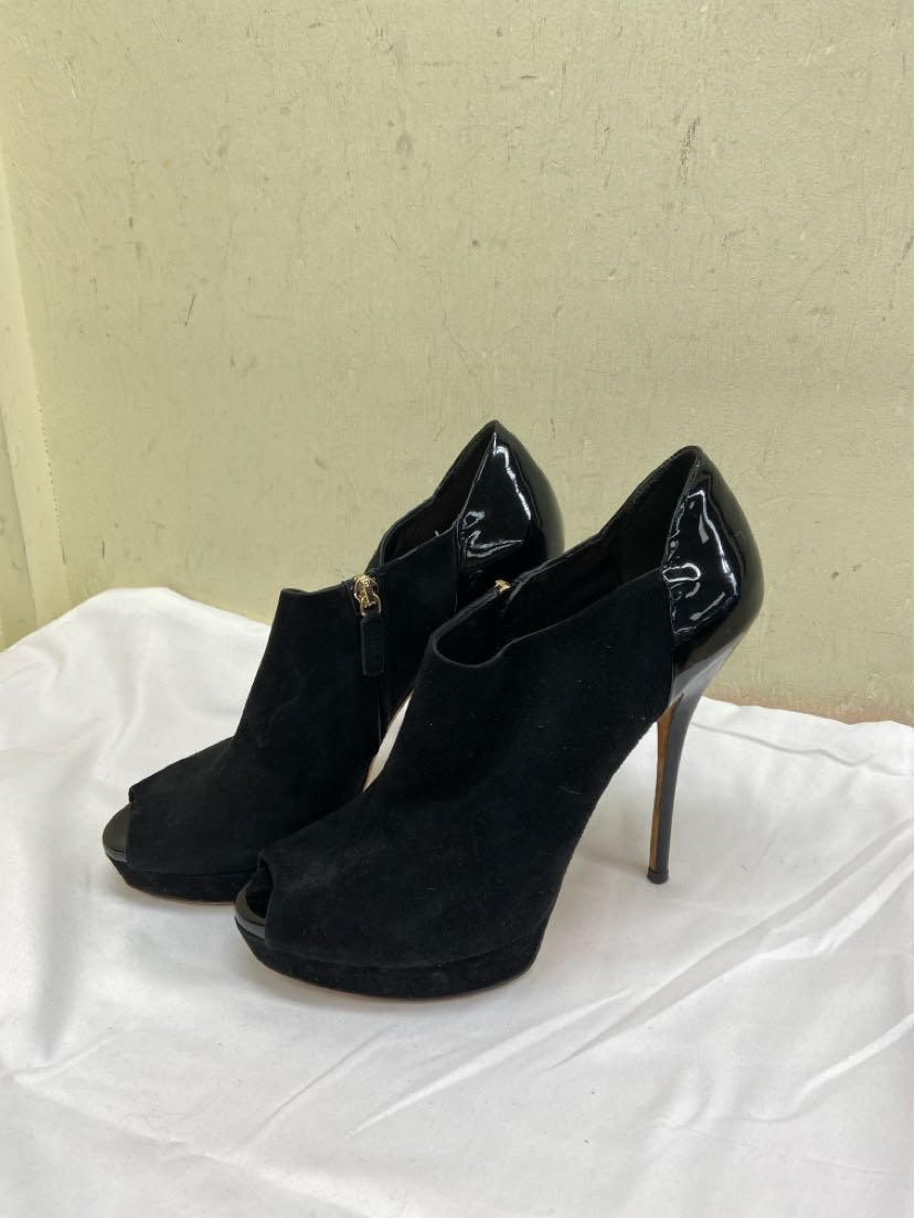Gucci Women's Size 38-1/2 = 8 Black Pumps AS IS - wear on soles