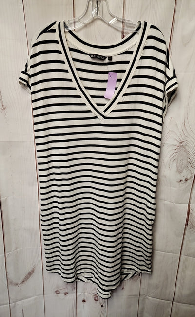 Athleta Women's Size XL White & Black Stripe Dress
