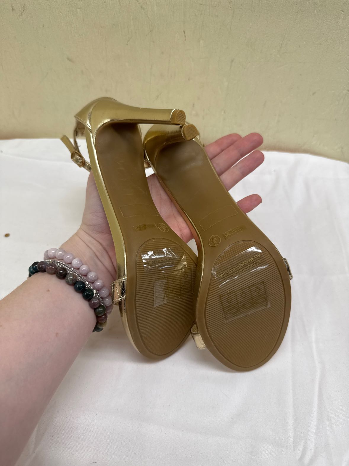 Lulus Women's Size 9 Gold Sandals