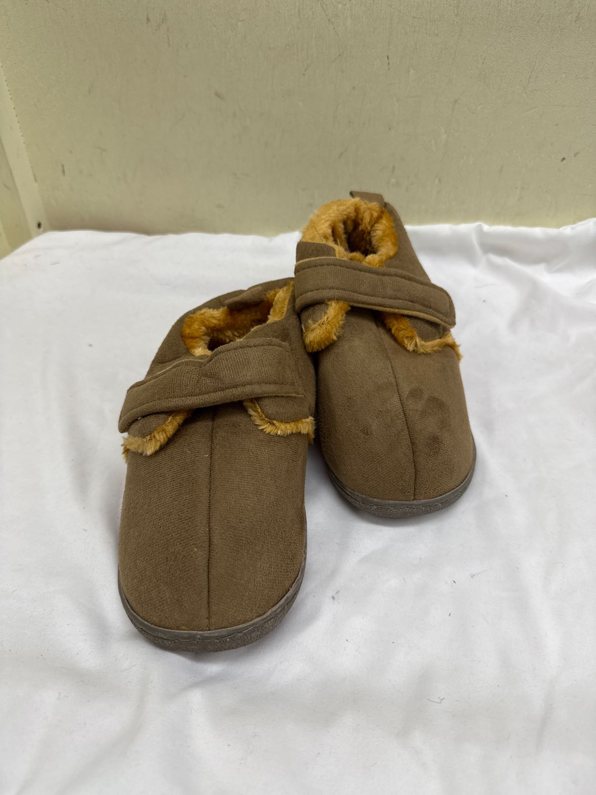Women's Size M Brown Slippers