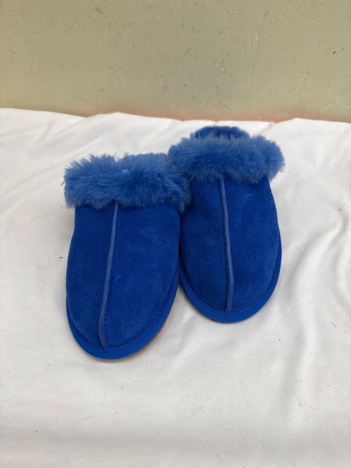 Ugg Women's Size 7 Blue Slippers