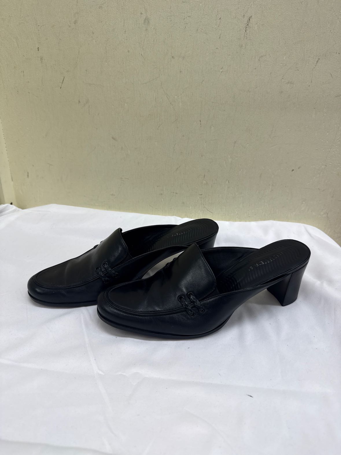 Trotters Women's Size 8 Black Pumps Shoes