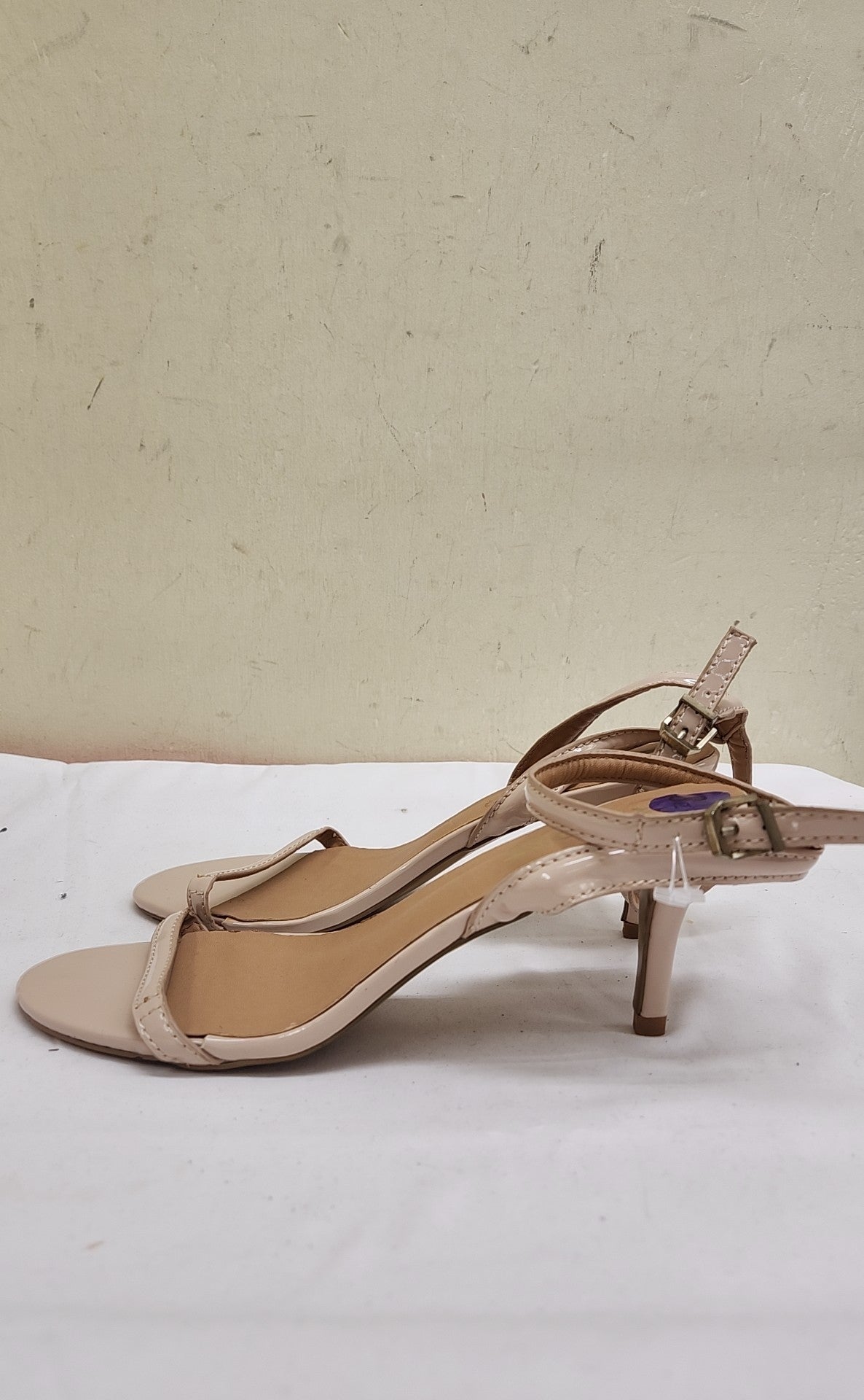 Report Women's Size 8-1/2 Beige Sandals Shoes