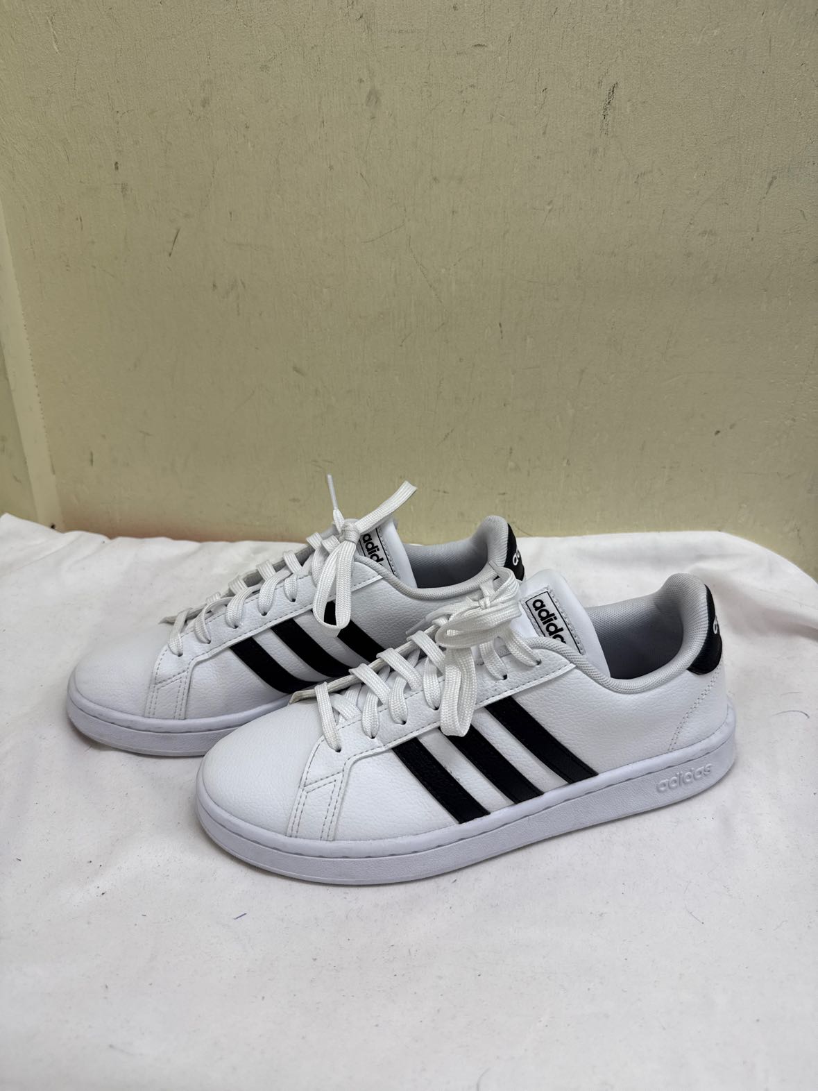 Adidas Women's Size 7-1/2 White Sneakers Shoes