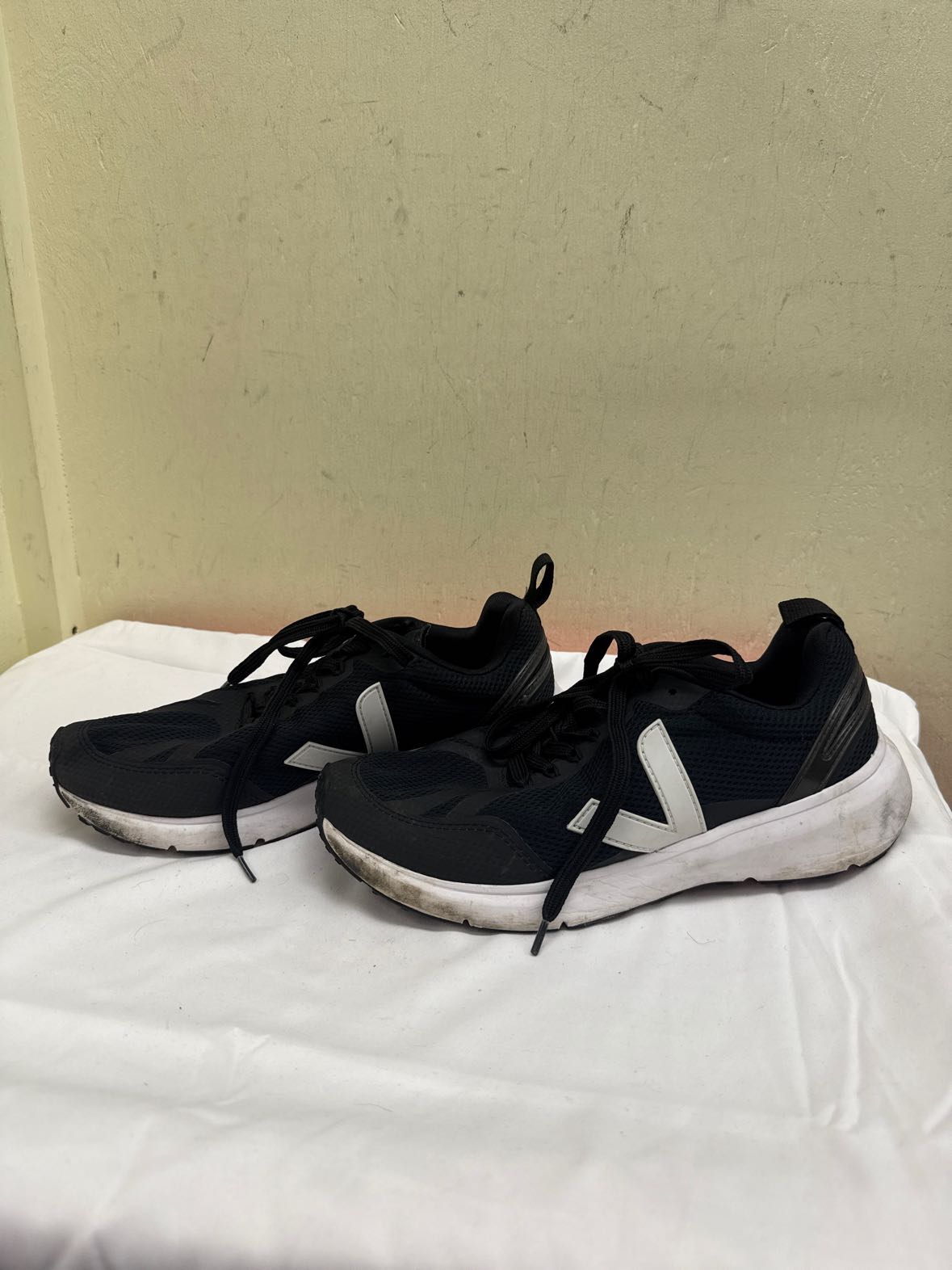 Veja Women's Size 10 Black Sneakers