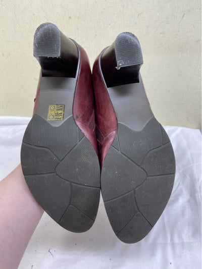 Regarde le Ciel Women's Size 38 = 7-1/2 Red Pumps
