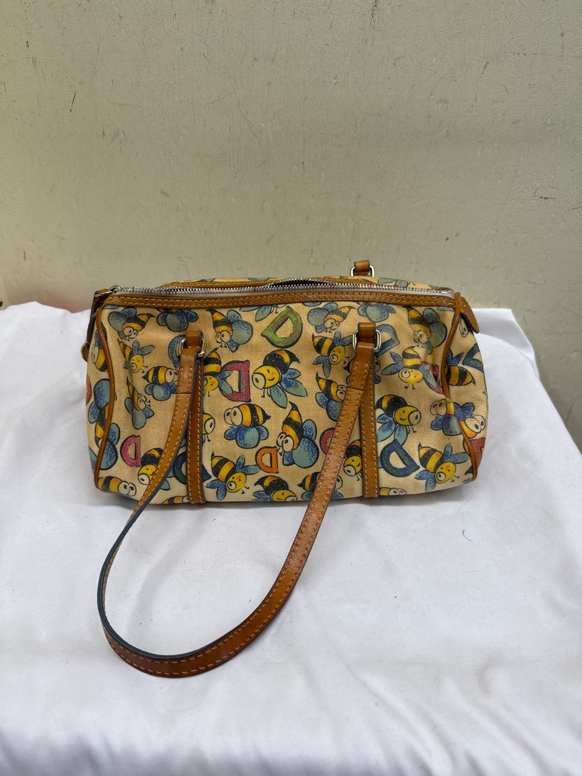 VTG Dooney & Bourke Busy Bee Beige Shoulder Purse Bag AS IS - discoloration
